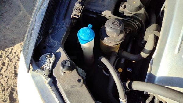 2001-2005 Hyundai Xg350 Windshield Washer Fluid Reservoir With Pump Wiper Tank — photo 2