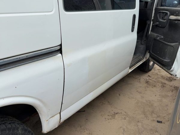 2002 Chevrolet Express Rear Door RH White — photo 3