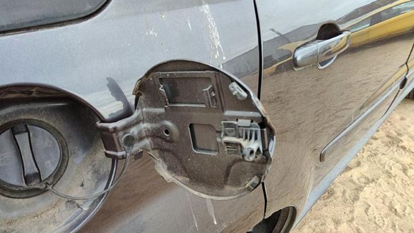 05-09 Chevy Equinox Fuel Tank Door With Hinge Gas Lid Filler Granite Gray 44U — photo 4