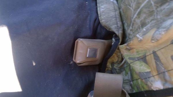 1986 Isuzu Pup Pickup Driver Left Front Seat Belt Buckle Receiver Oem Brown — photo 1