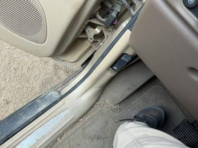 2004-2007 Buick Rainier Driver Left Lower Kick Trim Panel Oem Tan 332