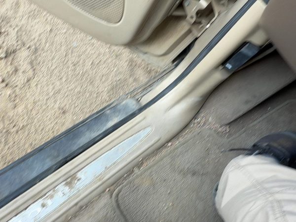 2004-2007 Buick Rainier Driver Left Lower Kick Trim Panel Oem Tan 332 — photo 5