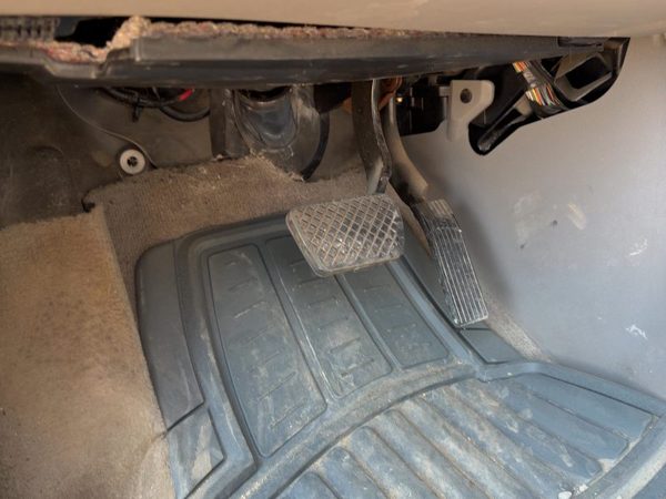 2004-2007 Saturn Vue Redline Brake Pedal Assembly Oem — photo 3