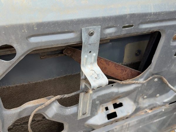 1987-1991 Ford F150 Pickup Driver Left Door Arm Rest Mount Bracket — photo 2