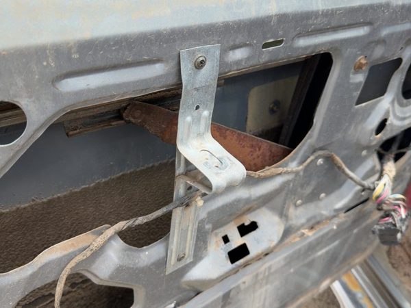 1987-1991 Ford F150 Pickup Driver Left Door Arm Rest Mount Bracket — photo 3