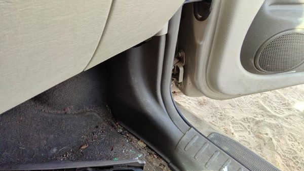 2001-2005 Chrysler Pt Cruiser Passenger Right Lower Kick Trim Panel Oem Fl Taupe — photo 2
