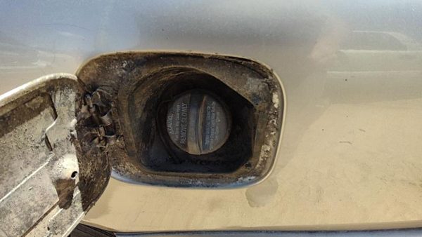 1998 Buick Century Fuel Filler Neck Assembly With Gas Cap Oem 10424501 — photo 1
