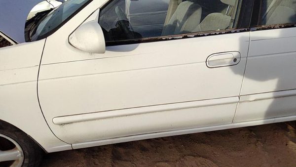 2002 Nissan Sentra Front Door LH White QM1 — photo 1