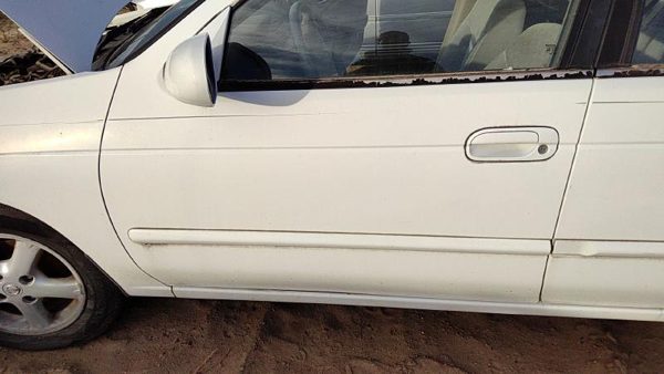 2002 Nissan Sentra Front Door LH White QM1 — photo 3