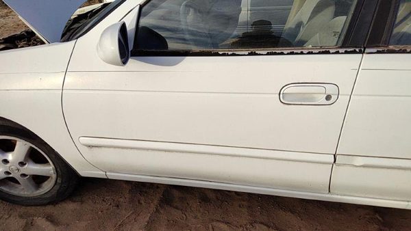 2002 Nissan Sentra Front Door LH White QM1 — photo 4
