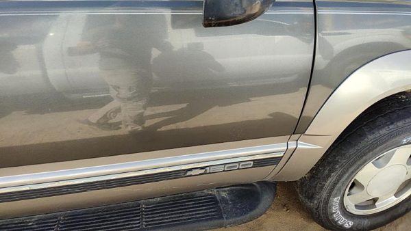 1999 Suburban 1500 Front Door RH Pewter 11L — photo 4