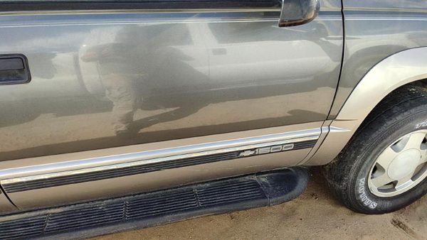 1999 Suburban 1500 Front Door RH Pewter 11L — photo 3