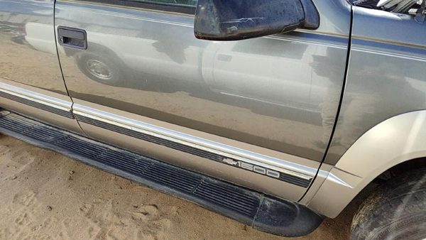 1999 Suburban 1500 Front Door RH Pewter 11L — photo 6