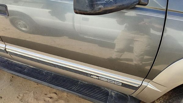 1999 Suburban 1500 Front Door RH Pewter 11L — photo 5