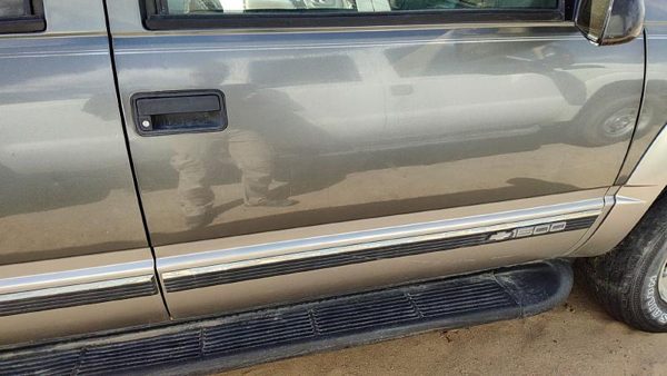 1999 Suburban 1500 Front Door RH Pewter 11L — photo 2