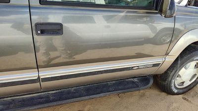 1999 Suburban 1500 Front Door RH Pewter 11L