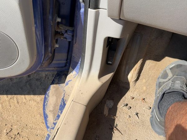 2006-2011 Chevy Hhr Driver Left Lower Kick Trim Panel Oem Gray 14B — photo 2