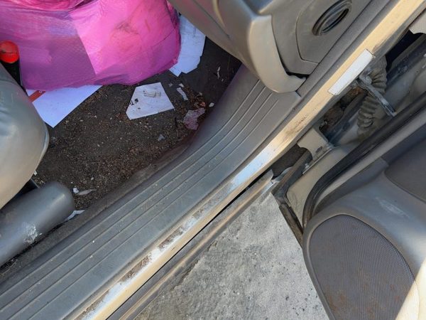 2005 Cadillac Deville Kick Panel Gray 142 — photo 1