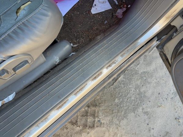 2005 Cadillac Deville Kick Panel Gray 142 — photo 3