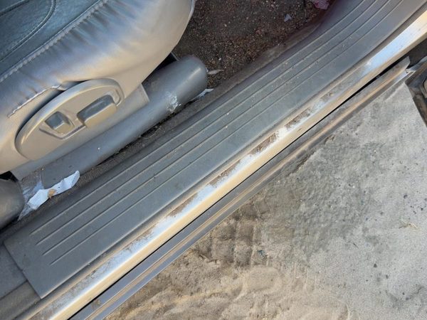 2005 Cadillac Deville Kick Panel Gray 142 — photo 4