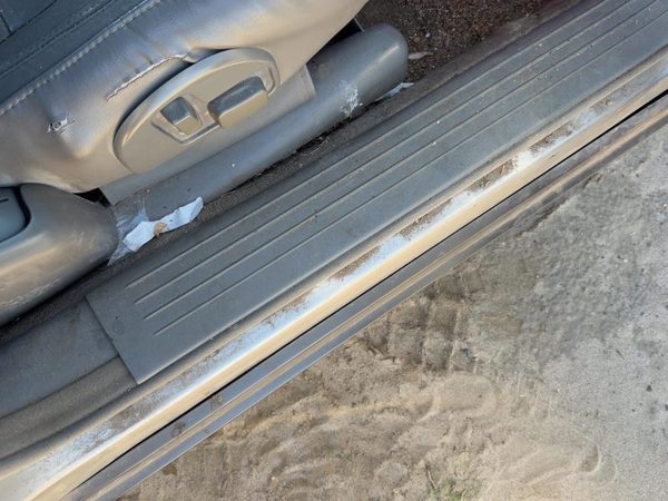 2005 Cadillac Deville Kick Panel Gray 142 — photo 5