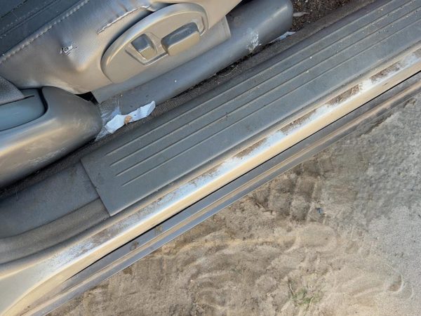 2005 Cadillac Deville Kick Panel Gray 142 — photo 6