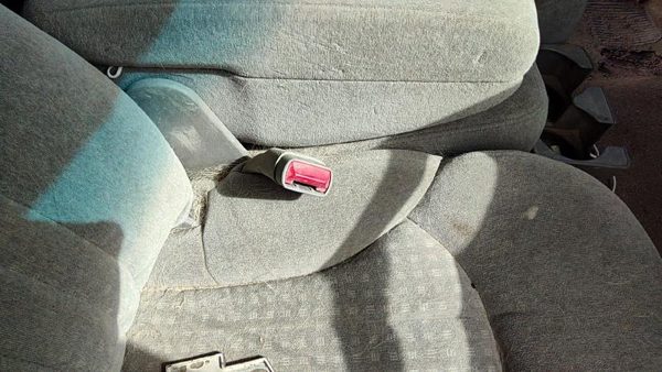 1998-2001 S10 Blazer Driver Left Front Seat Belt Buckle Receiver Oem Gray 92H — photo 1