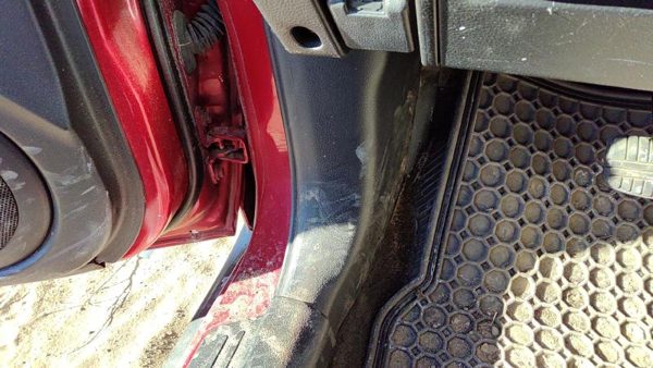 03-06 Mitsubishi Outlander Driver Left Lower Kick Trim Panel Oem Black — photo 1