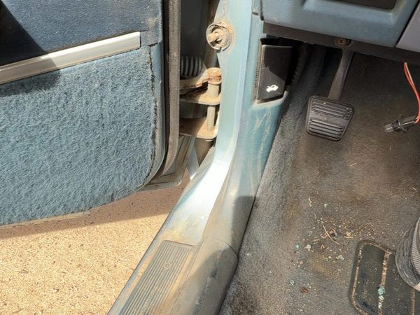 1986-1991 Olds 88 Driver Left Lower Kick Trim Panel Oem Blue — photo 2
