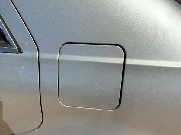 2005 Cadillac Deville Fuel Tank Door Platinum 67U — photo 3