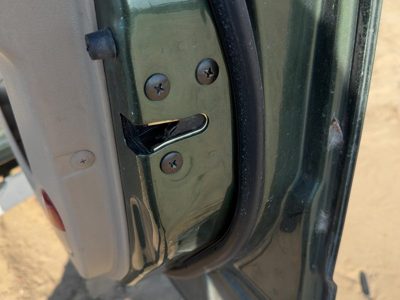 2003-2006 Kia Sorento Passenger Right Front Door Latch With Rods/Cables Oem
