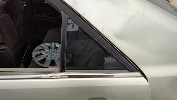 2002-2006 Toyota Camry Driver Left Rear Vent Window Back Door Glass With Frame — photo 1