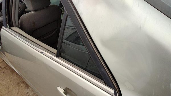 2002-2006 Toyota Camry Driver Left Rear Vent Window Back Door Glass With Frame — photo 2