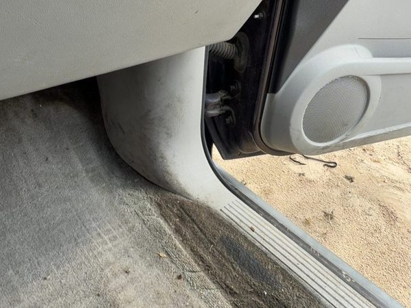 2006 Chevy Equinox Passenger Right Lower Kick Trim Panel Oem Light Gray 14B — photo 1
