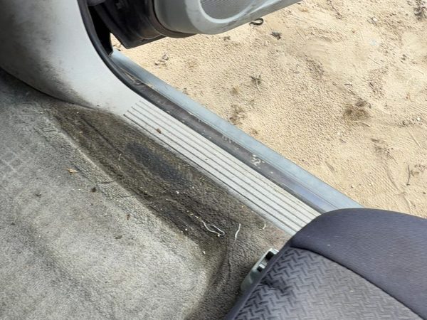 2006 Chevy Equinox Passenger Right Lower Kick Trim Panel Oem Light Gray 14B — photo 2
