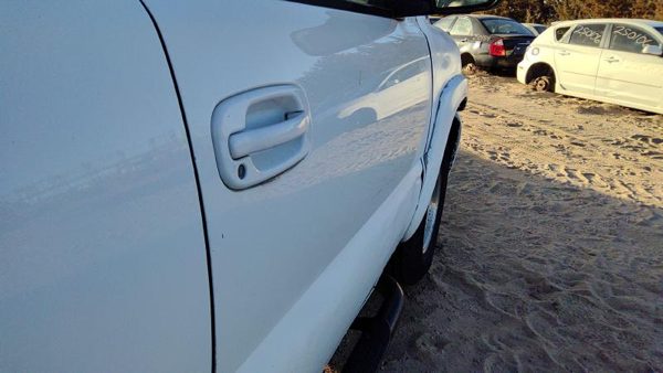 2001 Suburban 1500 Front Door RH 50U Summit White — photo 3