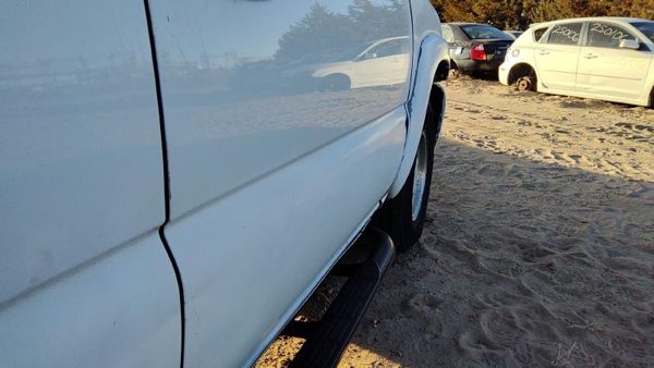 2001 Suburban 1500 Front Door RH 50U Summit White — photo 4