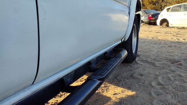2001 Suburban 1500 Front Door RH 50U Summit White — photo 5