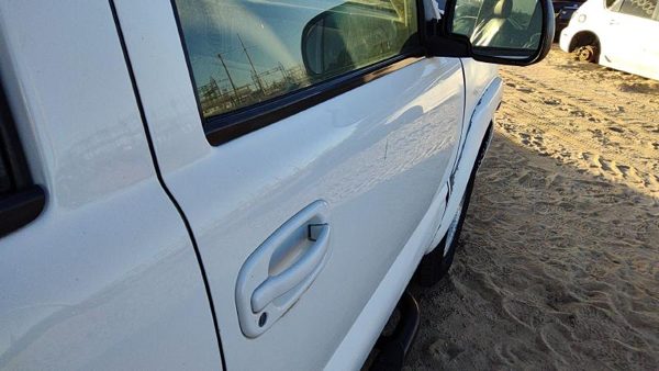 2001 Suburban 1500 Front Door RH 50U Summit White — photo 2