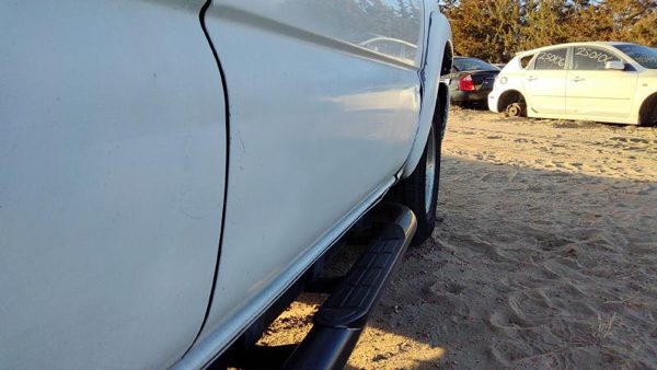 2001 Suburban 1500 Front Door RH 50U Summit White — photo 6