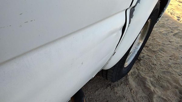 2001 Suburban 1500 Front Door RH 50U Summit White — photo 7