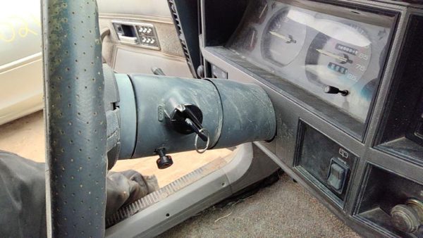 1991-1993 Jeep Cherokee Steering Column Assembly With Key With Steering Wheel — photo 3