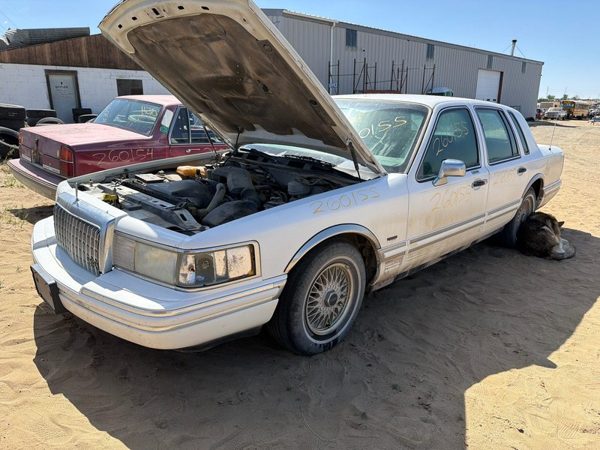1994 Lincoln Town Car — vehicle photo 5