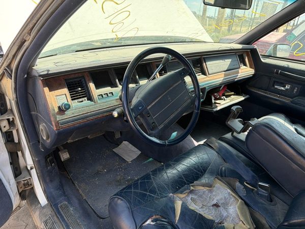 1994 Lincoln Town Car — vehicle photo 1