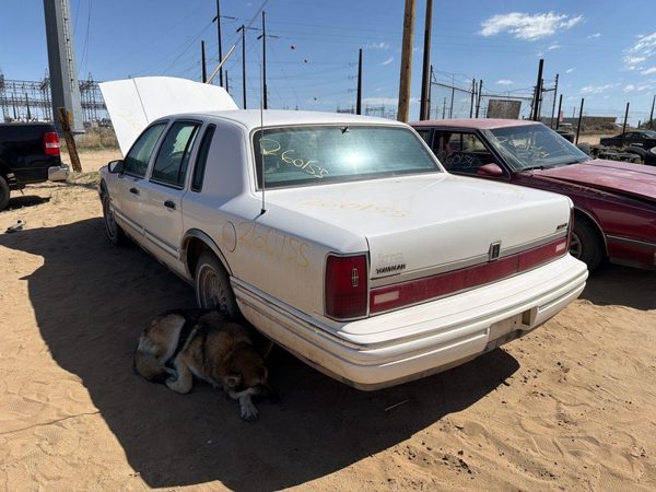 1994 Lincoln Town Car — vehicle photo 7