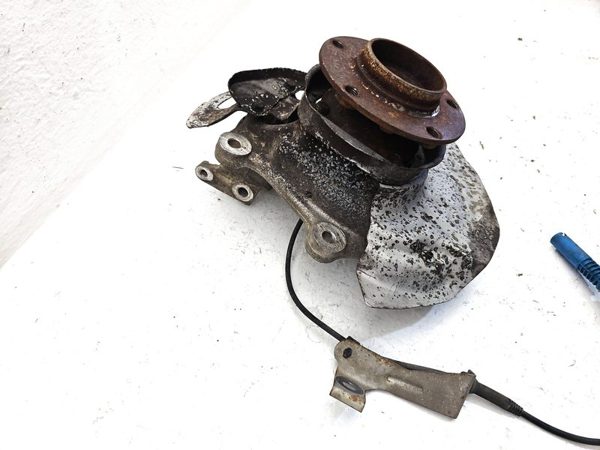 2001-2003 Bmw 530I Passenger Right Front Spindle Steering Knuckle With Wheel Hub — photo 2