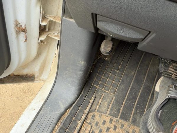 2005-2007 Dodge Dakota Driver Left Lower Kick Trim Panel Oem Gray P9D5 — photo 1
