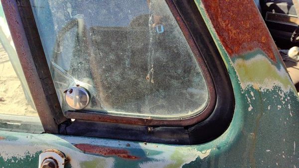 73-87 C10 Passenger Right Front Vent Window Small Door Glass With Frame — photo 3