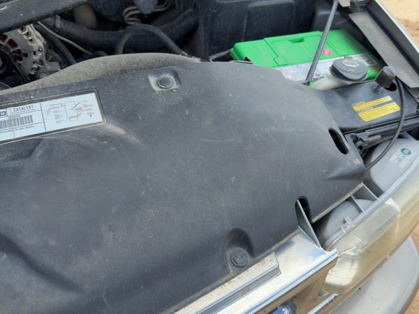 00-02 Chevy Suburban Top Plastic Cover Above Radiator Support Sight Shield Oem — photo 2