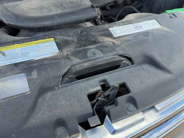 00-02 Chevy Suburban Top Plastic Cover Above Radiator Support Sight Shield Oem — photo 3